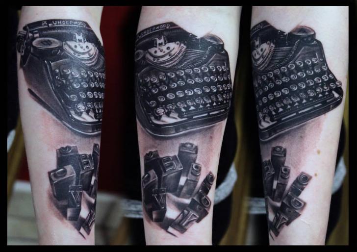 Tatuaje Brazo Máquina De Escribir por Da Silva Tattoo