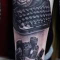 tatuaje Brazo máquina de escribir por Da Silva Tattoo