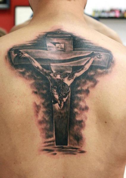 Tatuaje Espalda Religioso Cruz por Da Silva Tattoo
