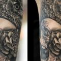 Schulter Realistische Totenkopf Eulen tattoo von Da Silva Tattoo