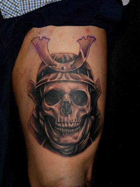 Totenkopf Oberschenkel Hut Tattoo von Da Silva Tattoo