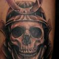 Totenkopf Oberschenkel Hut tattoo von Da Silva Tattoo