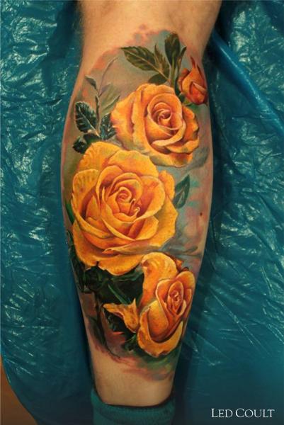 Realistische Waden Blumen Tattoo von Led Coult