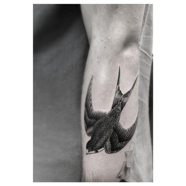 Arm Vogel Tattoo von Dr Woo