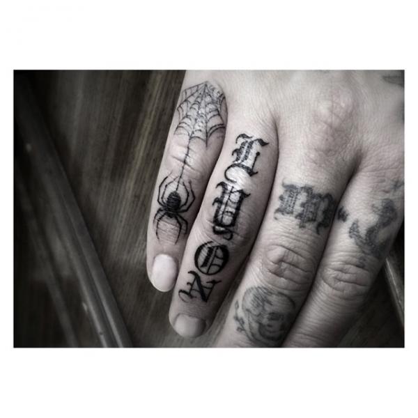 Tatuagem Dedo Estilo De Escrita Aranha por Dr Woo