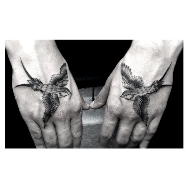 Tatuaje Mano Pájaro por Dr Woo
