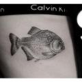 tatuaje Muslo Pescado por Dr Woo