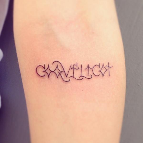 Tatuaje Brazo Letras por Supakitch
