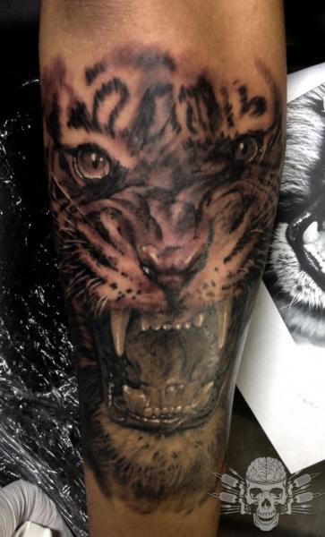 Tatuaje Brazo Realista Tigre por Tattooed Theory