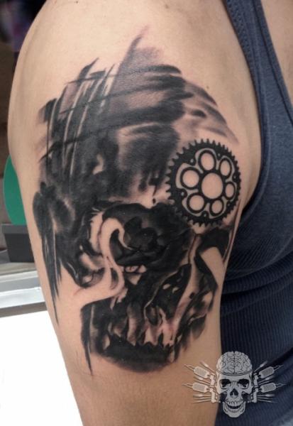 Tatuaje Hombro Engranaje Cráneo Abstracto por Tattooed Theory