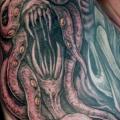 tatuaje Brazo Pecho Monstruo por Jeremiah Barba