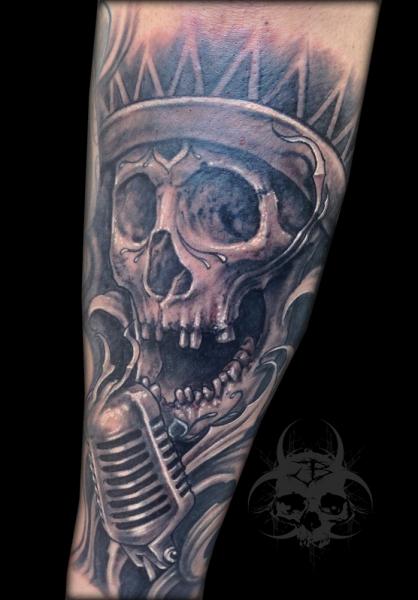 Tatuaje Brazo Cráneo Micrófono por Jeremiah Barba