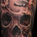 tatuaje Brazo Cráneo Polilla por Jeremiah Barba