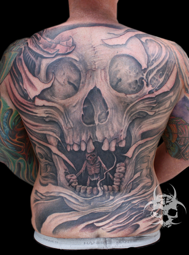 Totenkopf Rücken Tattoo von Jeremiah Barba