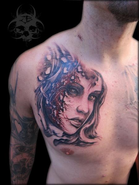 Tatuaje Pecho Mujer Sangre por Jeremiah Barba