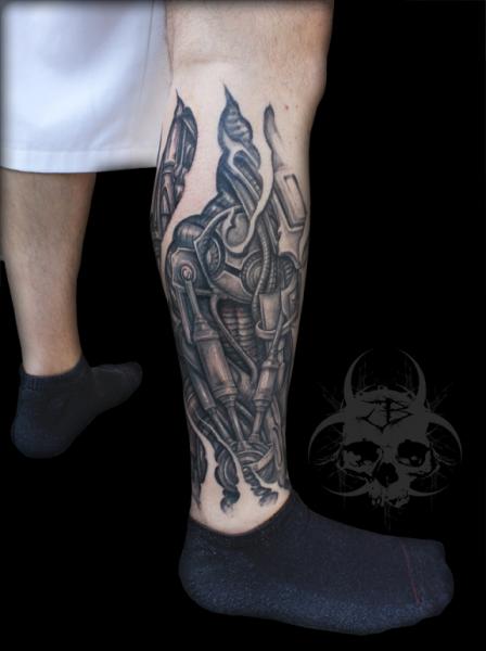 Tatuaje Biomecánica Pierna por Jeremiah Barba