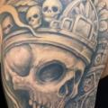 tatuaje Hombro Cráneo Corona por Jeremiah Barba