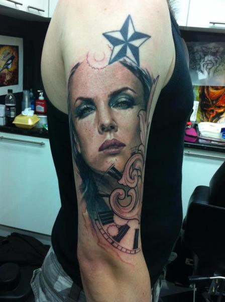 Tatuaje Brazo Retrato Mujer por Jak Connolly