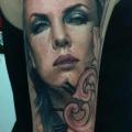 tatuaje Brazo Retrato Mujer por Jak Connolly