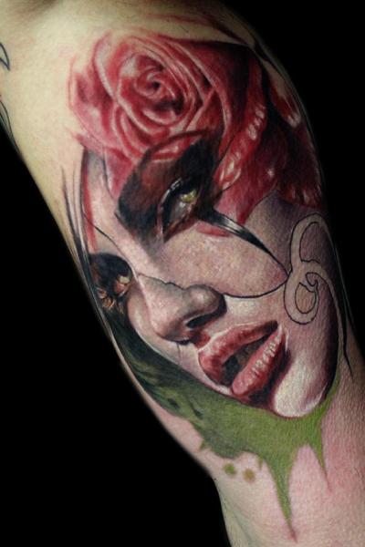 Tatuaje Brazo Flor Mujer Rosa por Jak Connolly