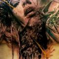 tatuaje Pecho Mujer Vientre Cuervo por Jak Connolly