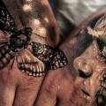 tatuaje Mano Polilla por Jak Connolly
