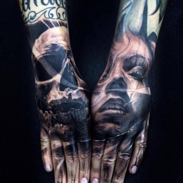 Totenkopf Frauen Hand Tattoo von Jak Connolly