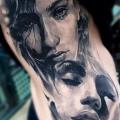 tatuaje Retrato Realista Lado Mujer por Jak Connolly