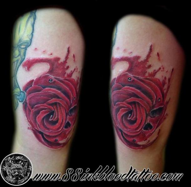 Tatuaje Brazo Flor Rosa Sangre por 88Ink-Blood Tattoo Studio