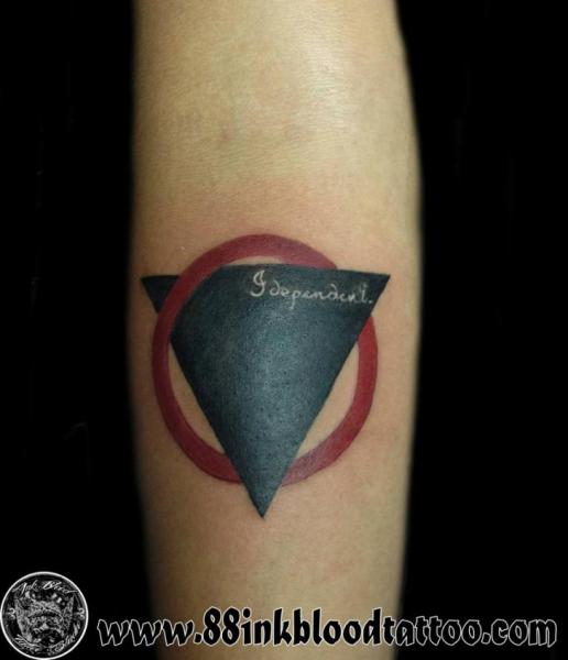 Tatuaje Brazo Abstracto Triángulo por 88Ink-Blood Tattoo Studio