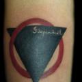 tatuaje Brazo Abstracto Triángulo por 88Ink-Blood Tattoo Studio