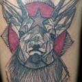 tatuaje Brazo Ciervo por 88Ink-Blood Tattoo Studio