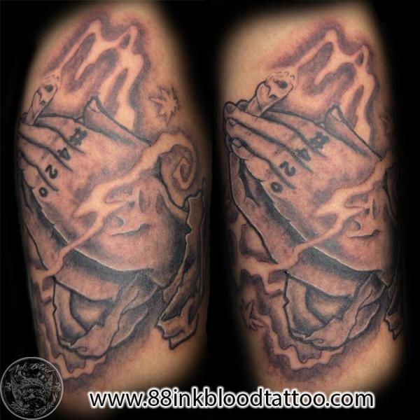 Tatuaż Ręce Złożone Do Modlitwy przez 88Ink-Blood Tattoo Studio