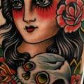 tatuaje Old School Cráneo Mujer Gitano por Paul Anthony Dobleman