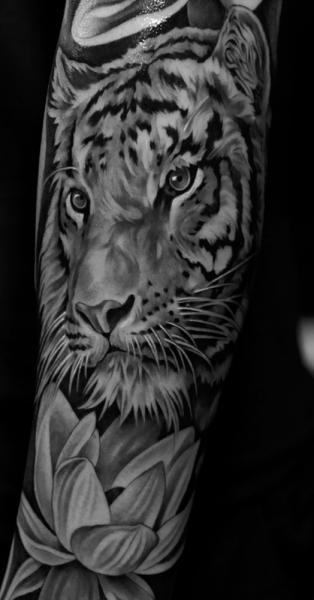 Tatuaje Brazo Realista Tigre por Jun Cha