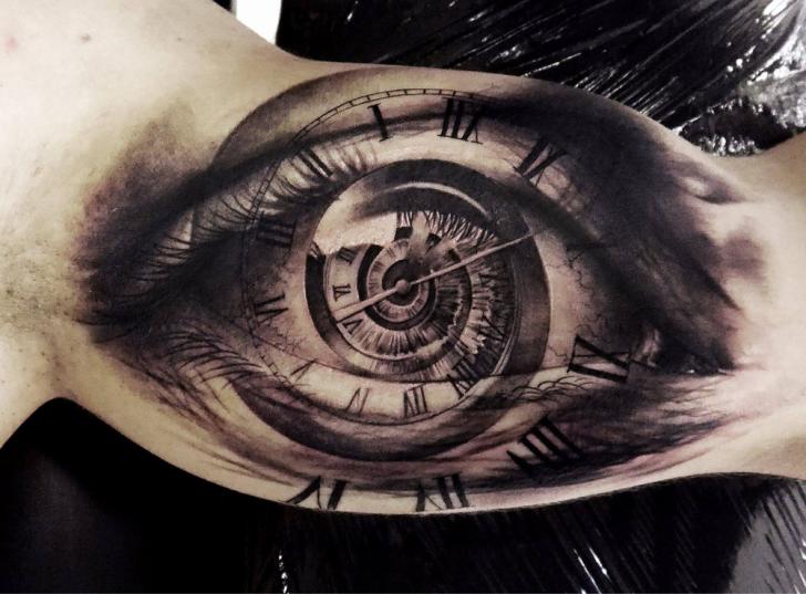 Tatuaggio Braccio Orologio Occhio di Tattoo Studio 73