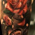 tatuaje Brazo Realista Reloj Flor Rosa por Tattoo Studio 73