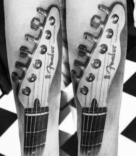 Tatuaje Brazo Realista Guitarra por Tattoo Studio 73