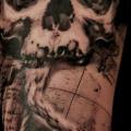 tatuaje Brazo Cráneo Brújula por Tattoo Studio 73