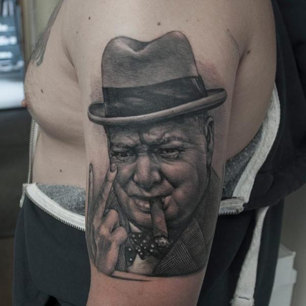 Tatuaje Hombro Retrato Realista Winston Churchill por Rock Tattoo