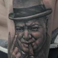 tatuaje Hombro Retrato Realista Winston Churchill por Rock Tattoo