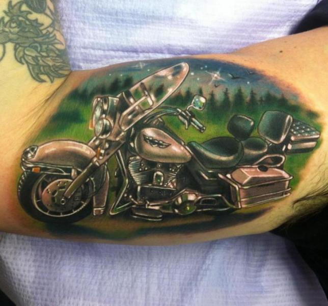Tatuaje Brazo Realista Motocicleta por Johnny Smith Art