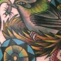tatuaje Brazo New School Letras Pájaro por Kings Avenue