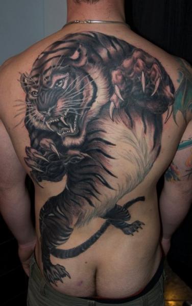 Realistische Rücken Tiger Tattoo von Kings Avenue