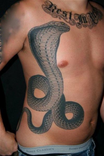 Tatuaje Serpiente Pecho Lado por Kings Avenue