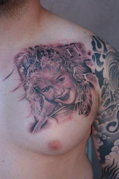 Porträt Realistische Brust Tattoo von Secret Sidewalk