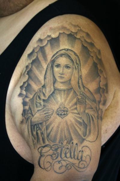 Tatuaje Hombro Religioso por Secret Sidewalk