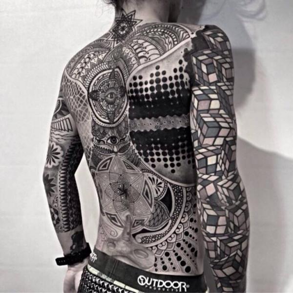 Tatuaje Espalda Geométrico Abstracto por Chopstick Tattoo
