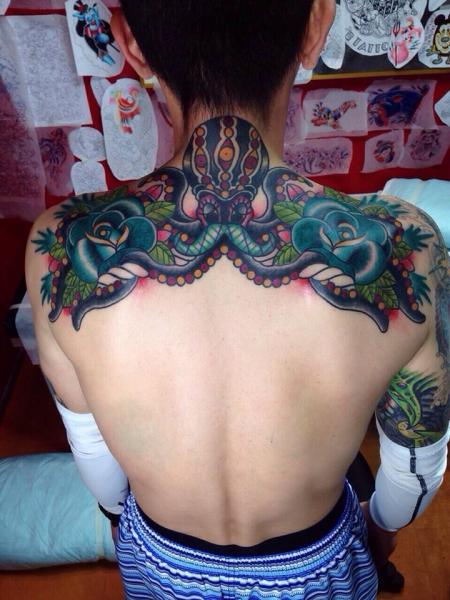 Schulter Old School Blumen Rücken Oktopus Tattoo von Chopstick Tattoo