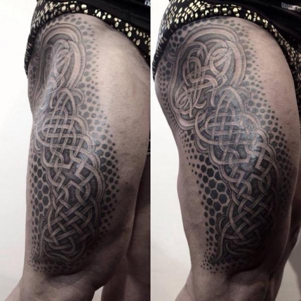 Tatouage Géométrique Cuisse Résumé par Chopstick Tattoo